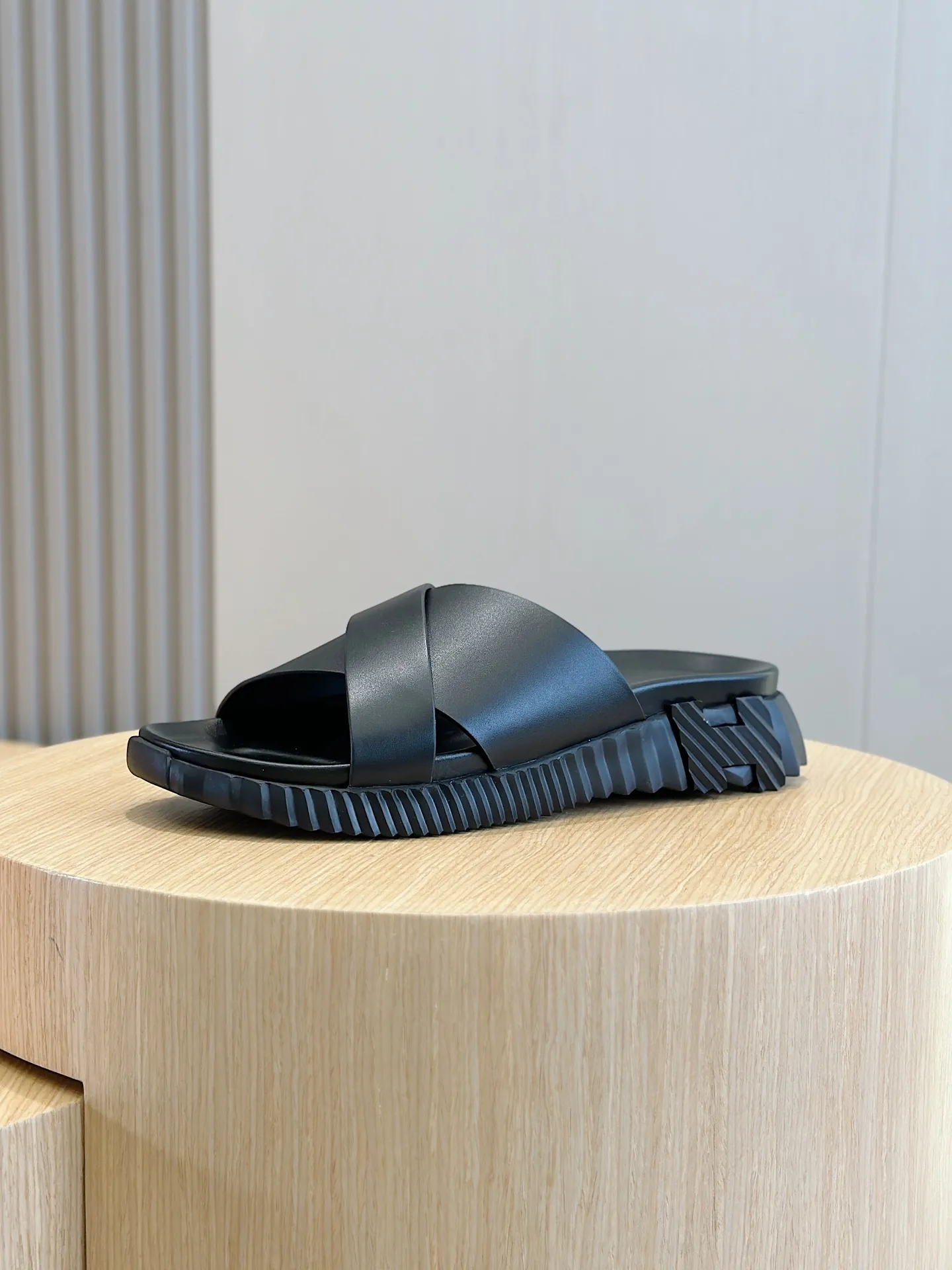 [HERMÈS] Top men's shoes 💰: 340💰 Size: 39-44 (38.45 46 custom-made) Herme*H Home Hermès Men's Sandals and Slippers - Original Replica Purchase the original version and make it one to one, the outsole is privately modeled, and the outsole color corresponding to each color is the same as the original version. Come to those who know the stuff 💪 The ultra-light soles are designed in contrasting colors, and they feel so comfortable on your feet! Calfskin, cowhide feet, private mold outsole.